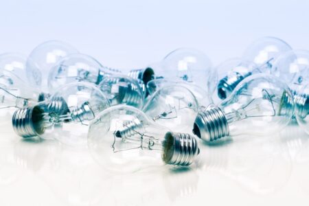 En hög med glödlampor