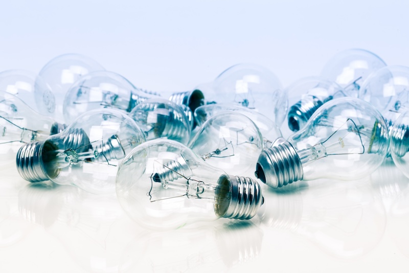 En hög med glödlampor
